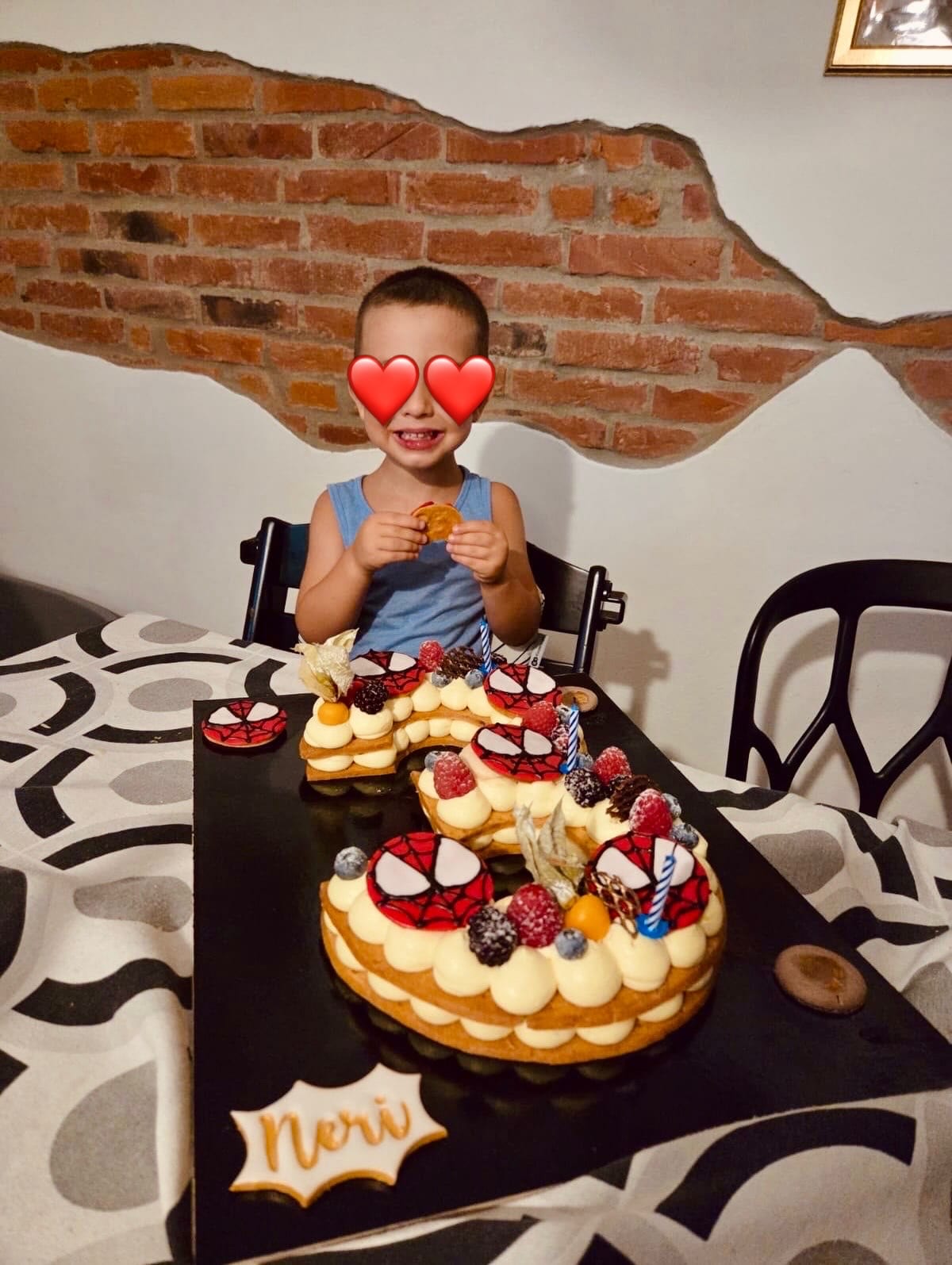Neri, 5 anni con la sua torta spider-man Wonder Cake
